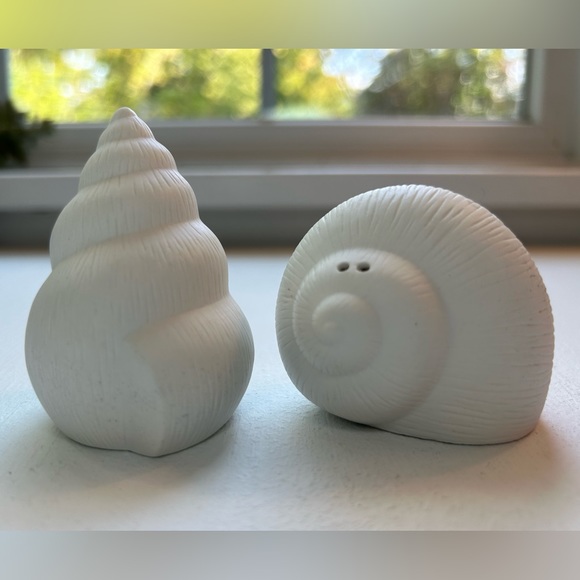 Vintage Lenox Aerin white ceramic seashell salt and pepper shakers - Picture 3 of 5